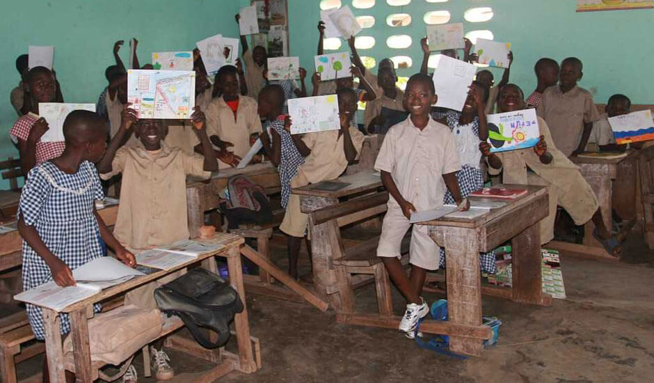 De helft naar het schooltje in Afrika van juf Marjan, <br>
              de andere helft voor een nieuwe speelhoek?