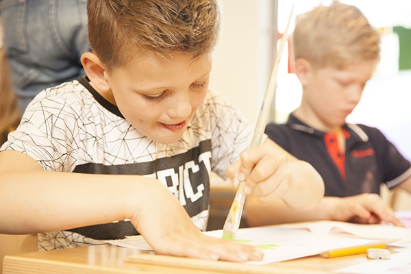 <b>De school ontvangt van ons een gratis tekenpakket</b> met voldoende tekenpapier voor alle klassen en informatie voor de leerkracht. Ieder kind maakt vervolgens een kunstwerkje. Ecoline, stift, verf of krijt; alles kan en mag. <b>Zijn alle creaties gereed dan halen wij de tekeningen gratis bij u op.</b><br/><br/><b>Uw taak:</b> Online actiegegevens doorgeven, materiaal verdelen over de klassen.